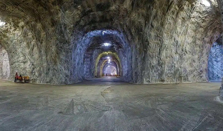 Hydrogen cavern storage